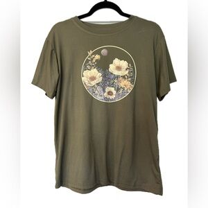 NWOT. Sage green floral print T. Women’s size Med.